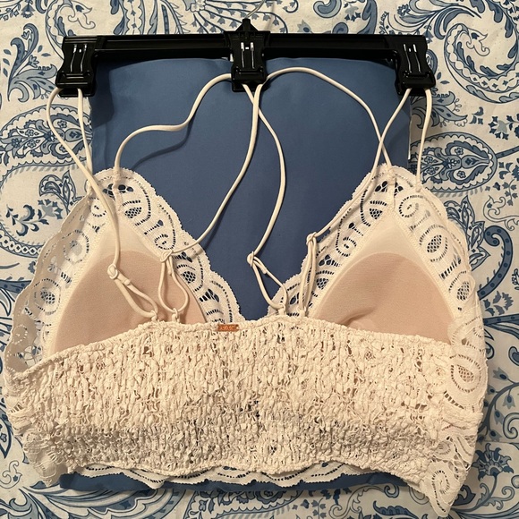Size large Victoria’s lace bralette. E7c - Picture 3 of 5